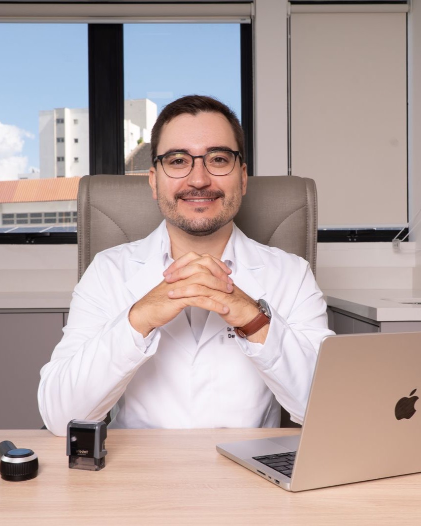 Dr. José Ricardo Grams Schmitz, dermatologista, em seu consultório em Florianópolis
